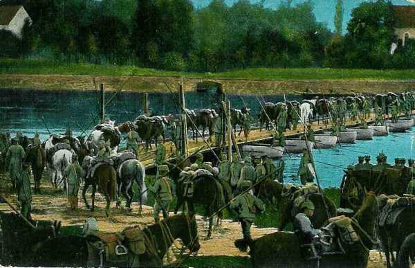 Cavalerie allemande sur un pont de bateaux - 40.7 ko