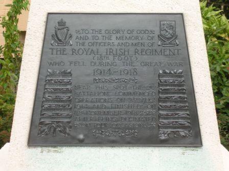 La Bascule : monument du Royal Irish Regiment (détail) - 30.2 ko La Bascule : monument du Royal Irish Regiment (détail) - 30.2 ko