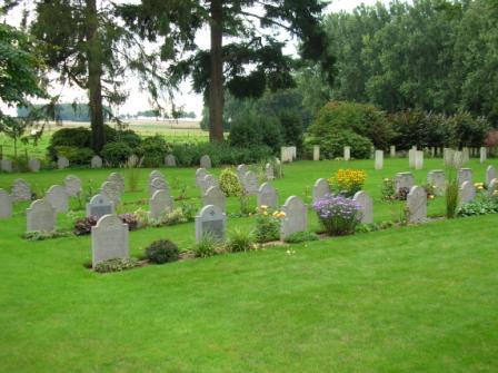 Saint-Symphorien : tombes allemandes et anglaises - 33.3 ko Saint-Symphorien : tombes allemandes et anglaises - 33.3 ko