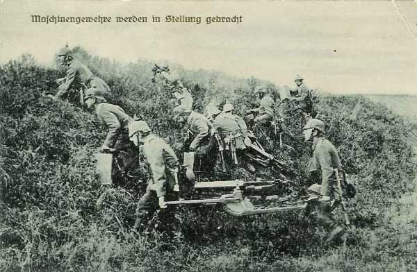 Soldats allemands mettant une mitrailleuse en batterie - 42.4 ko