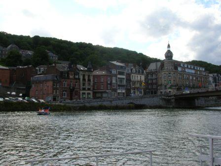 Dinant - vue vers le faubourg St Médard (tenu par les Français) - 31.3 ko