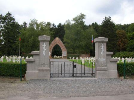 Aiseau-Presles : cimetière militaire français - 28.3 ko