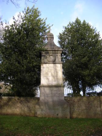 Carnières - monument du cimetière militaire : vue arrière - 31.7 ko
