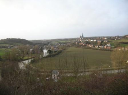 Lobbes - La boucle de la Sambre avec à gauche le plateau du Heuleu - 16.4 ko